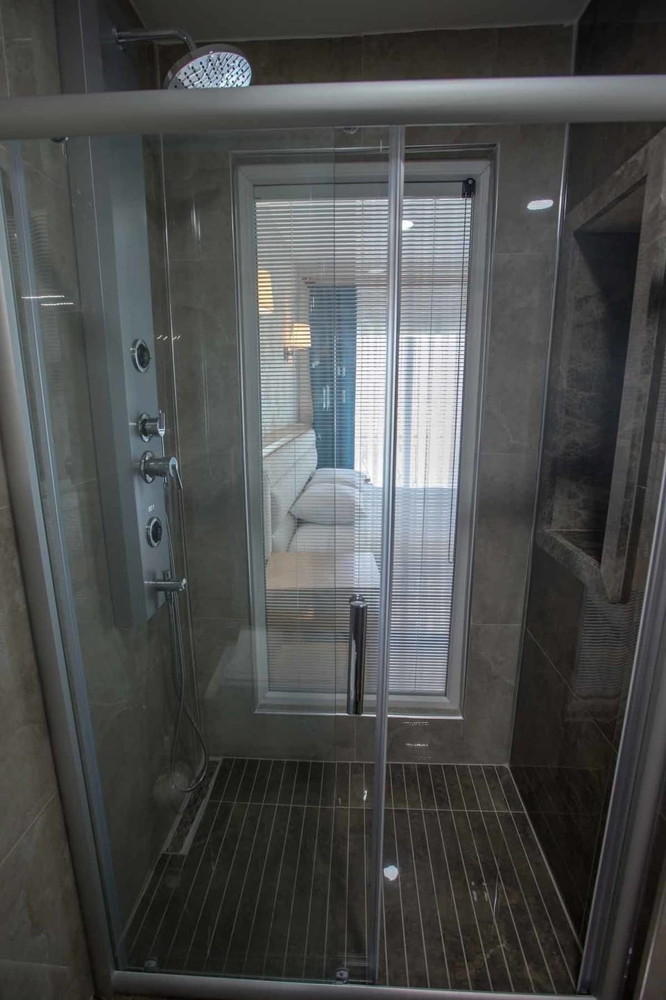 Deluxe Double Room | Bathroom shower