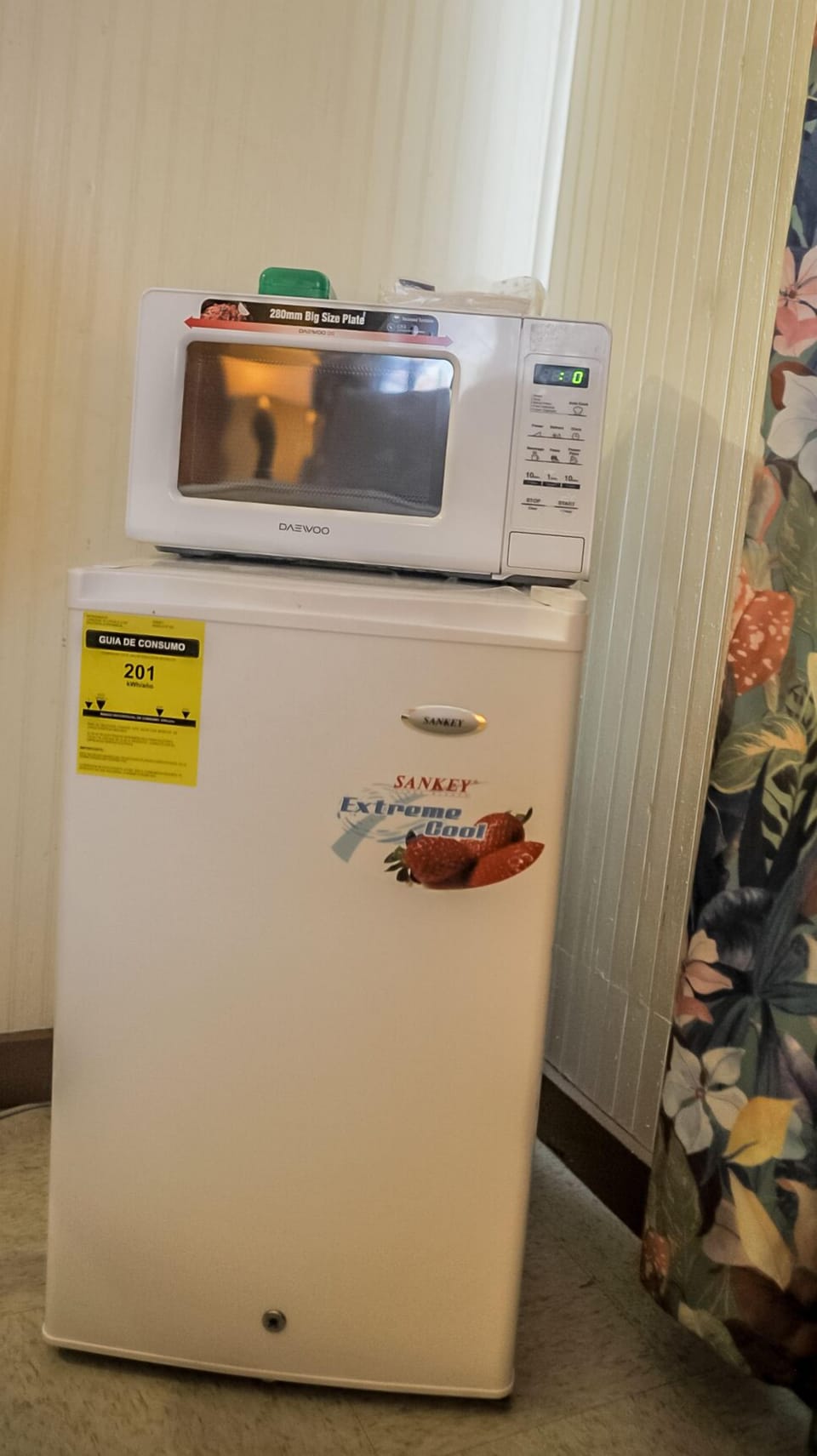 Deluxe Room, 1 King Bed (Cozy 1 / 2 min drive from city center) | 1 bedroom, hypo-allergenic bedding available, in-room safe, desk