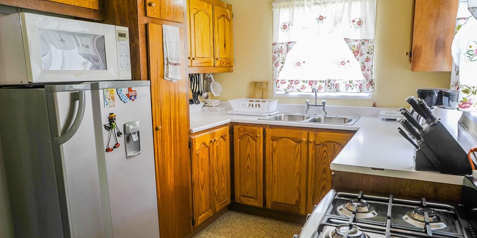 Coffee/tea maker, fridge, microwave, stovetop