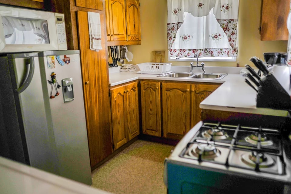 Coffee/tea maker, fridge, microwave, stovetop