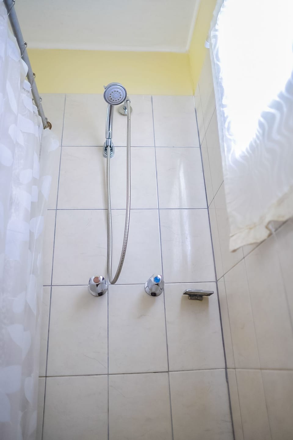 Deluxe Room, 1 King Bed (Cozy 1 / 2 min drive from city center) | Bathroom | Shower, rainfall showerhead, free toiletries, hair dryer
