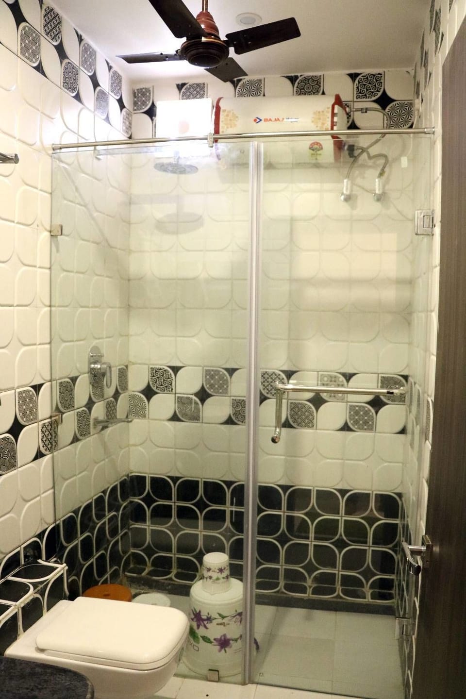 Shower, rainfall showerhead, free toiletries, bathrobes