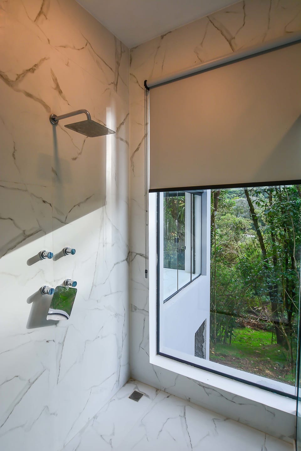Chale Paris | Bathroom | Shower, free toiletries, hair dryer, bathrobes