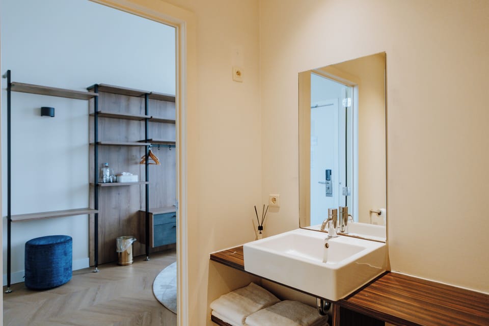Deluxe Double Room | Bathroom | Shower, free toiletries, hair dryer, towels