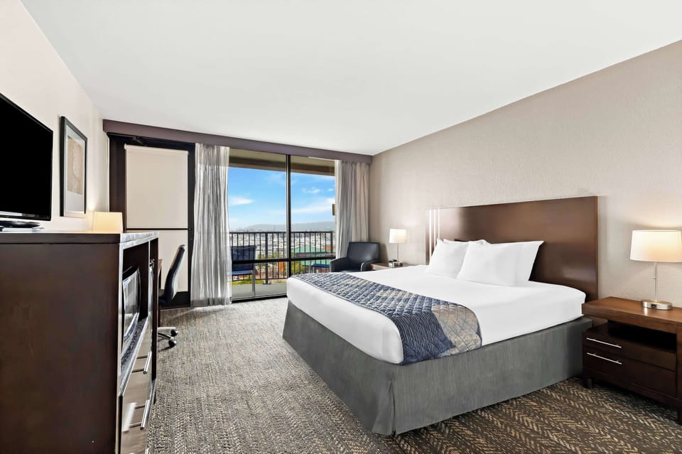 Standard Room, 1 King Bed, Accessible, Non Smoking | Desk, blackout drapes, iron/ironing board, cribs/infant beds