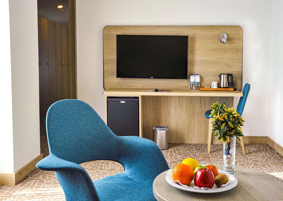 Premium bedding, down comforters, minibar, in-room safe