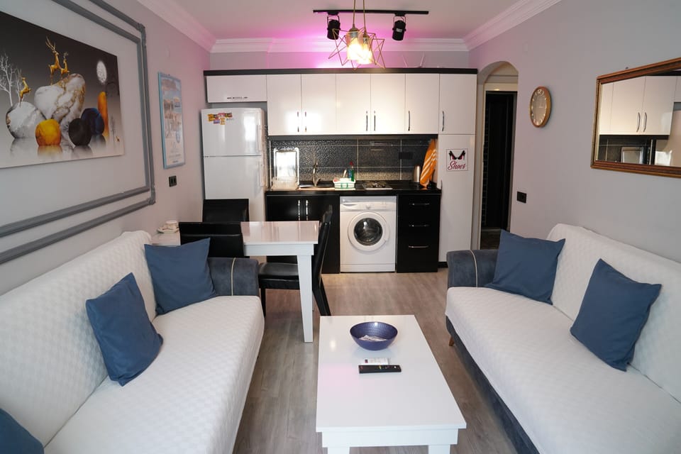 Deluxe Family Suit | Private kitchen | Fridge, oven, stovetop, coffee/tea maker
