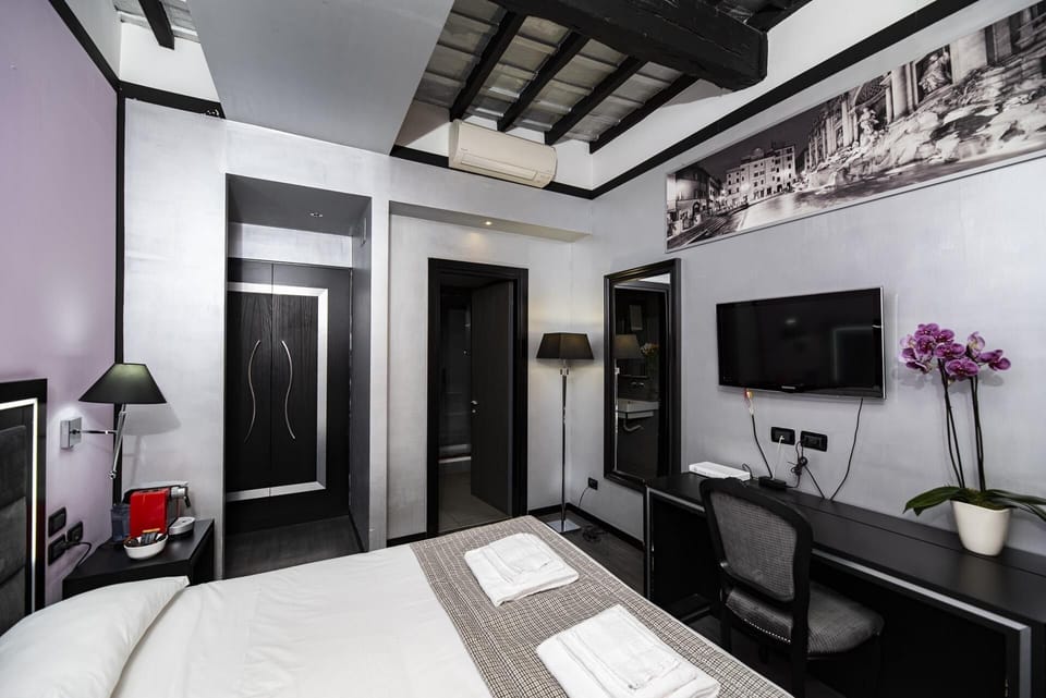 Deluxe Double Room | Minibar, in-room safe, desk, blackout drapes