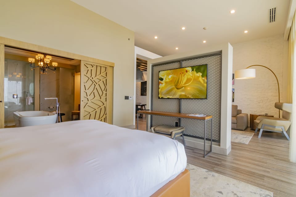 Luxury Loft, 1 King Bed, Ocean View | Egyptian cotton sheets, premium bedding, in-room safe, desk