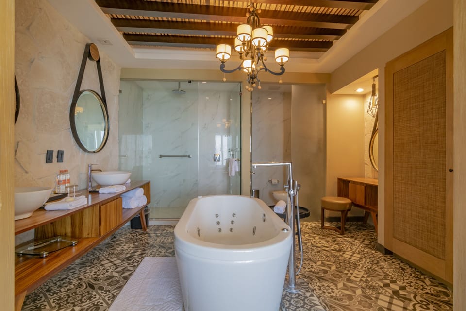 Luxury Loft, 1 King Bed, Ocean View | Jetted tub
