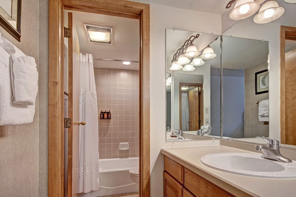 Studio | Bathroom | Towels, shampoo