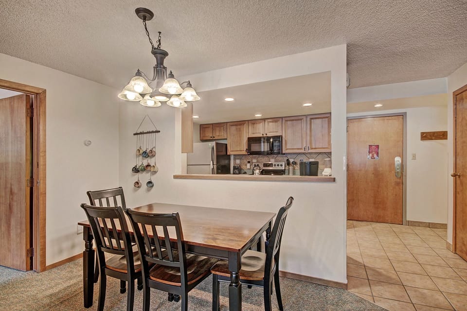 Condo, 1 Bedroom | In-room dining