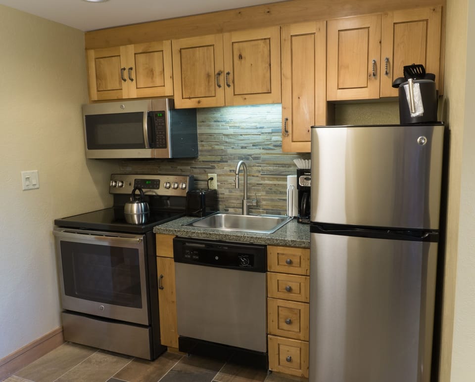Studio | Private kitchen | Full-size fridge, microwave, oven, stovetop