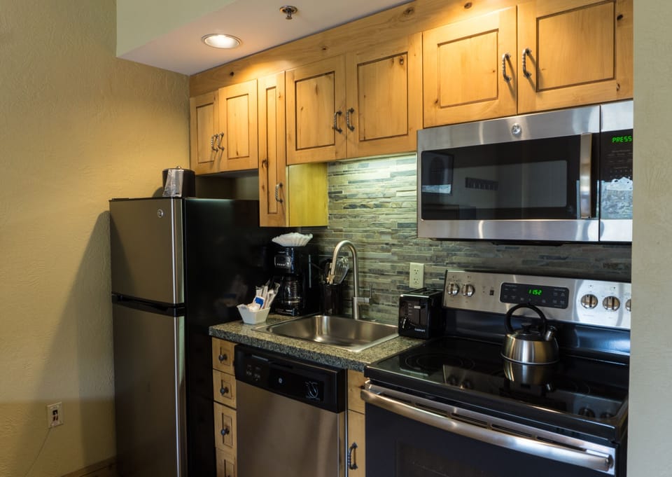 Studio | Private kitchen | Full-size fridge, microwave, oven, stovetop