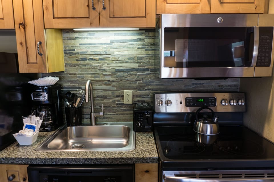 Studio | Private kitchen | Full-size fridge, microwave, oven, stovetop