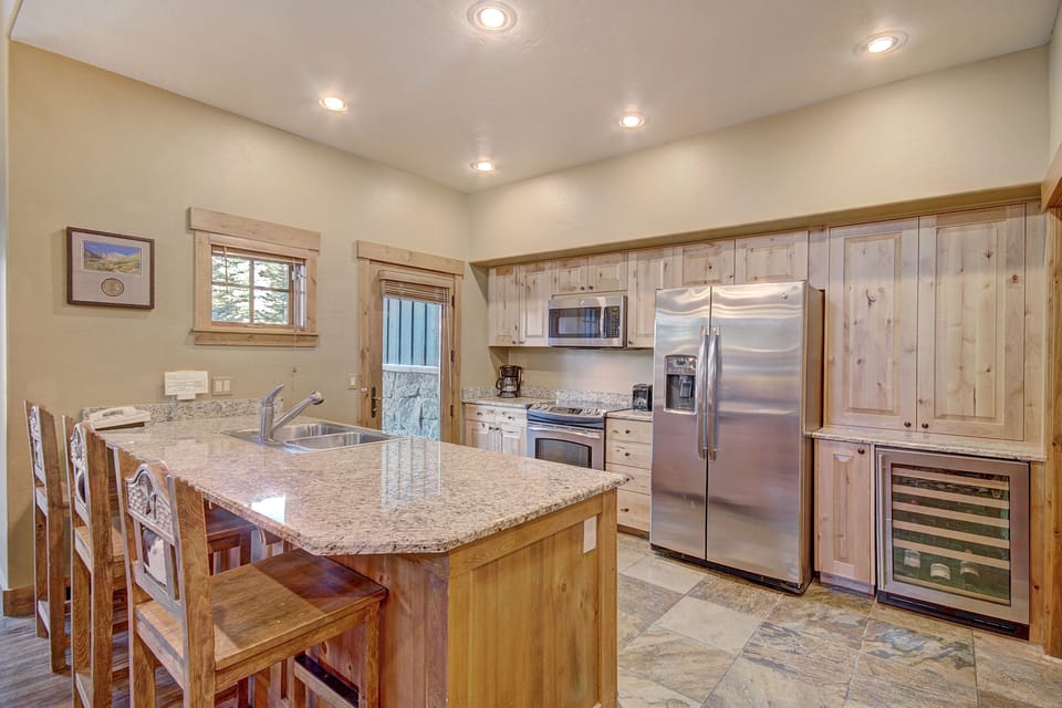 Townhome, 3 Bedrooms | Private kitchen | Full-size fridge, microwave, oven, stovetop