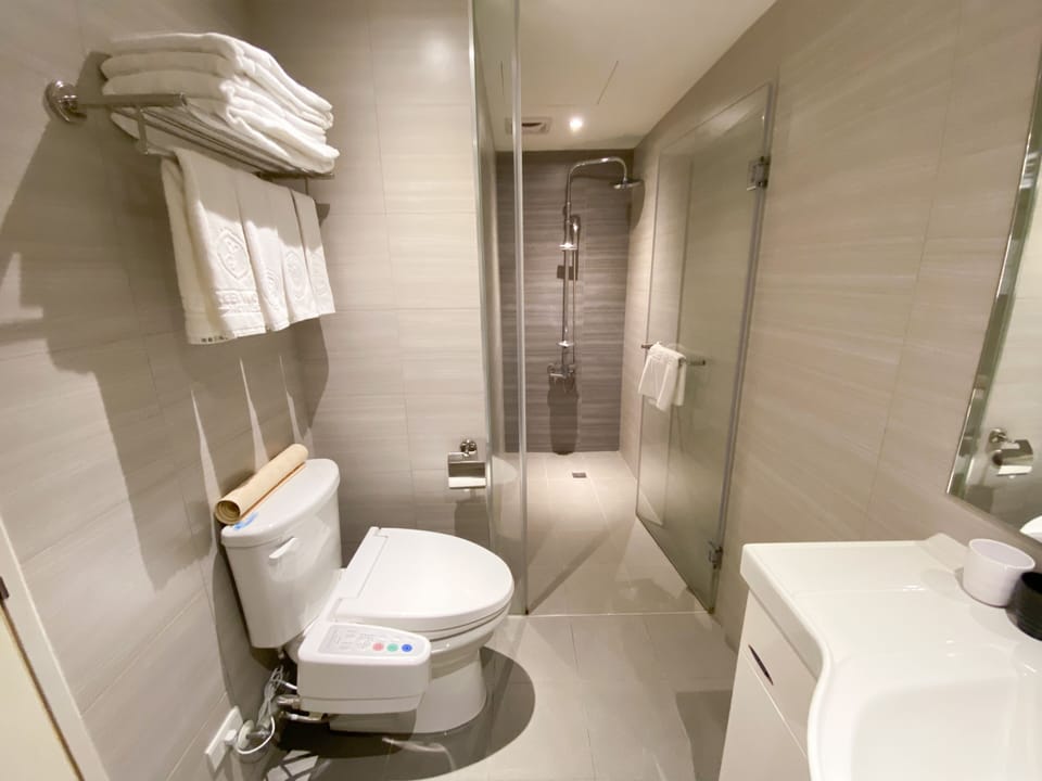 Deluxe Quad Room (No Bathtub) | Bathroom | Hair dryer, towels, toilet paper