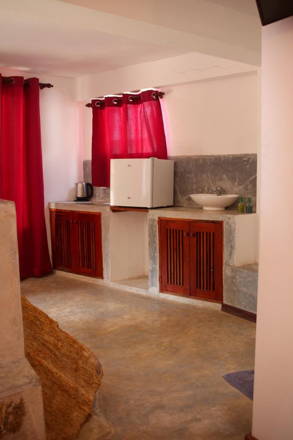 Fridge, coffee/tea maker, electric kettle