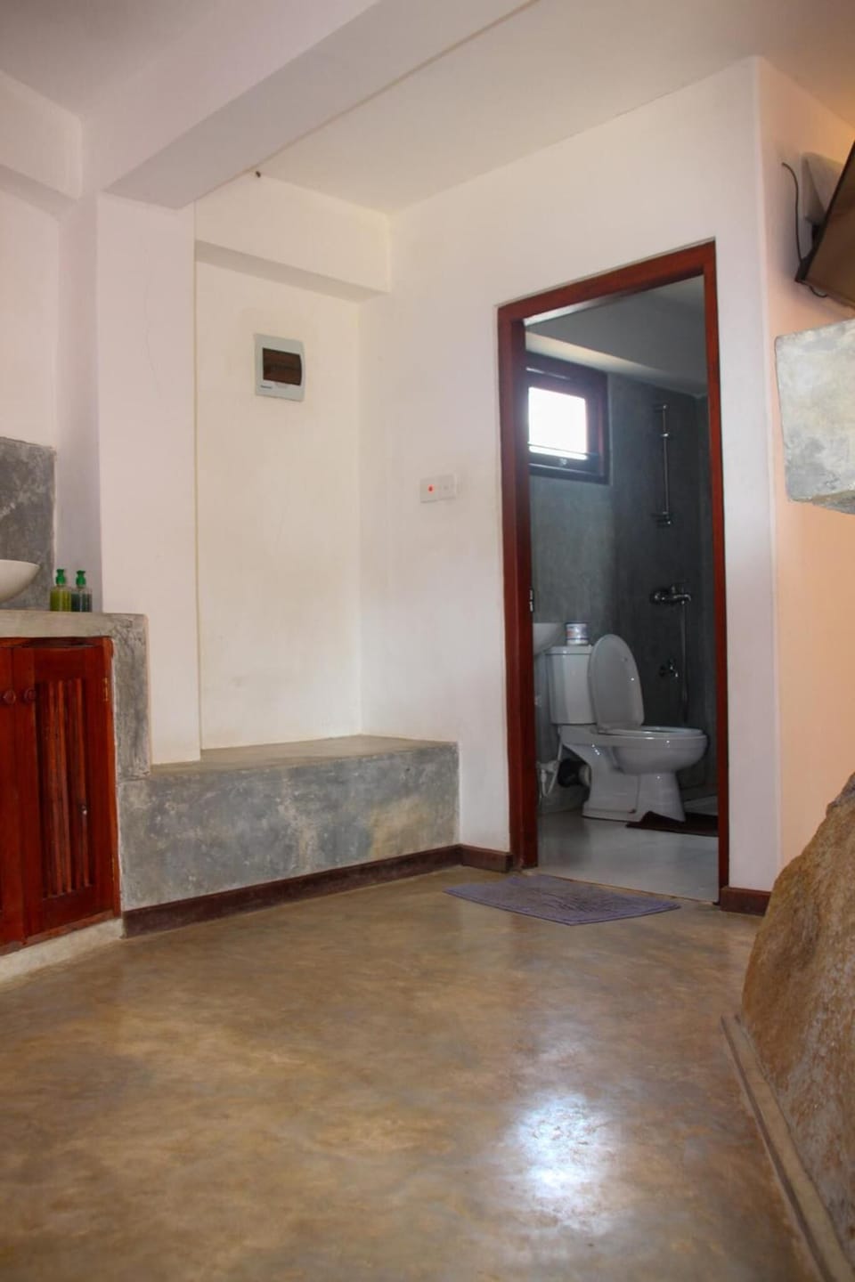 Shower, rainfall showerhead, free toiletries, hair dryer