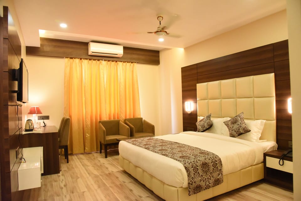 Superior Double or Twin Room | Minibar, desk, iron/ironing board, rollaway beds