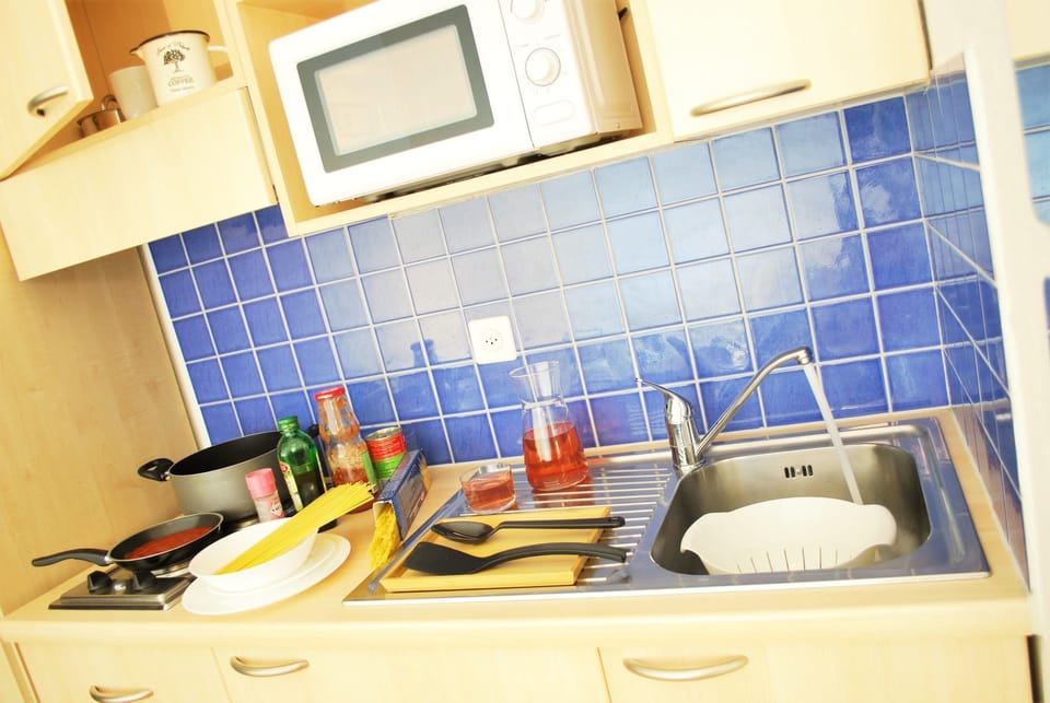Classic Triple Room | Private kitchenette | Fridge, microwave, stovetop, coffee/tea maker
