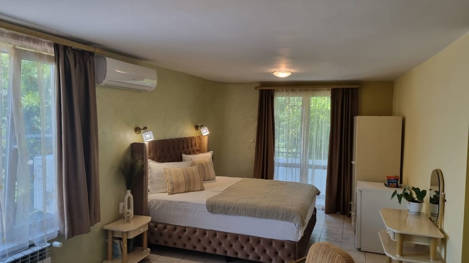 Hypo-allergenic bedding, blackout drapes, iron/ironing board, free WiFi