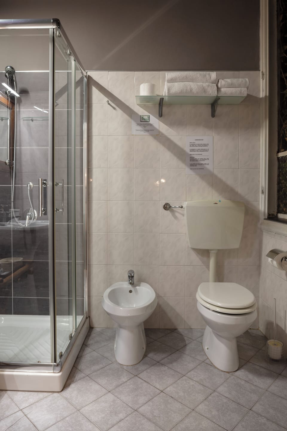 Comfort Studio | Bathroom | Shower, free toiletries, hair dryer, towels