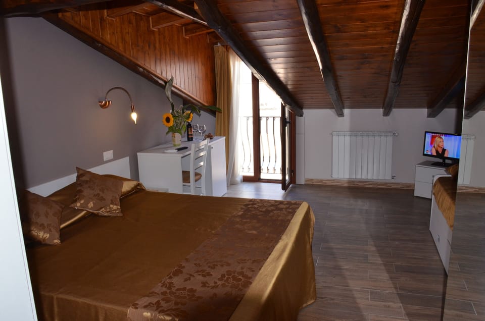 Deluxe Room, City View | Desk, soundproofing, free WiFi, bed sheets