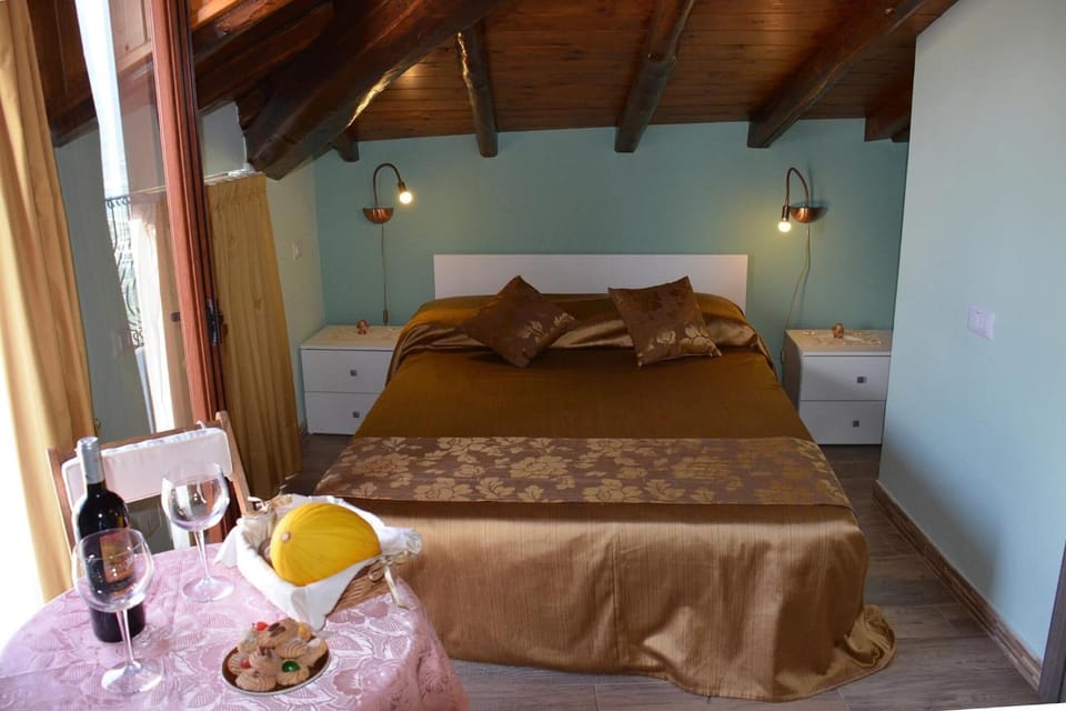 Desk, soundproofing, free WiFi, bed sheets