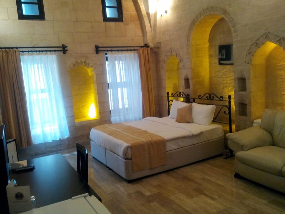 Minibar, desk, iron/ironing board, free WiFi