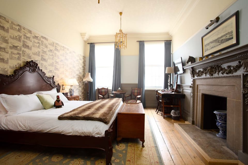 Hypo-allergenic bedding, laptop workspace, iron/ironing board, free WiFi