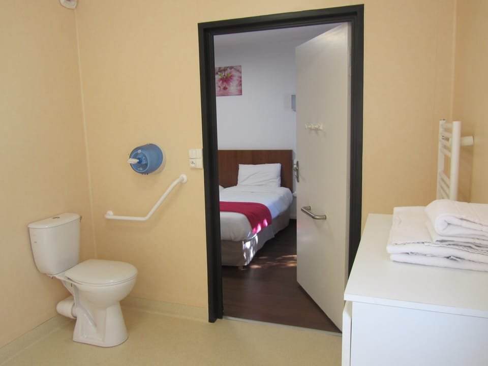 Comfort Double or Twin Room, 1 Queen Bed, Accessible | Bathroom amenities | Bathtub, free toiletries, hair dryer, towels
