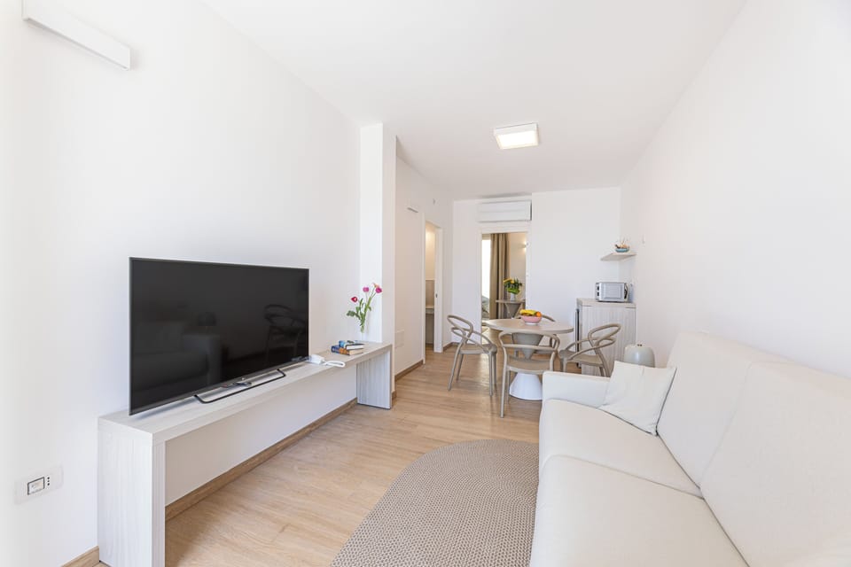 Panoramic Suite | Minibar, in-room safe, desk, WiFi (free)