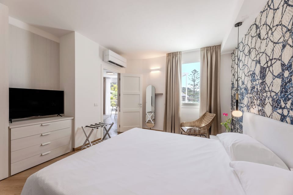 Panoramic Suite | Minibar, in-room safe, desk, WiFi (free)
