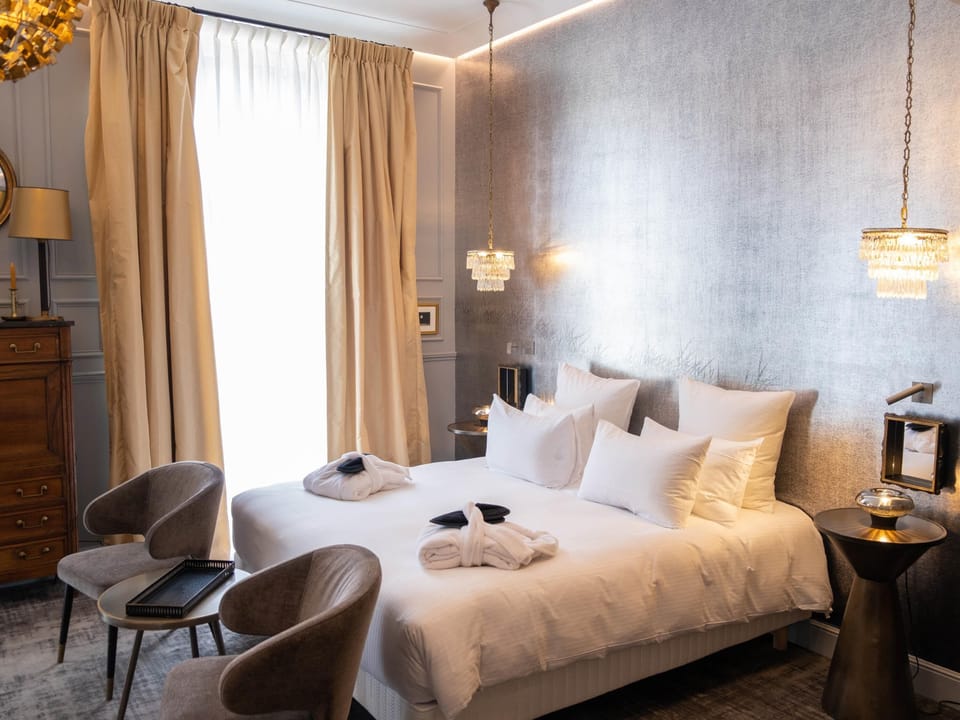 Deluxe Room, 1 Double Bed | In-room safe, desk, laptop workspace, blackout drapes