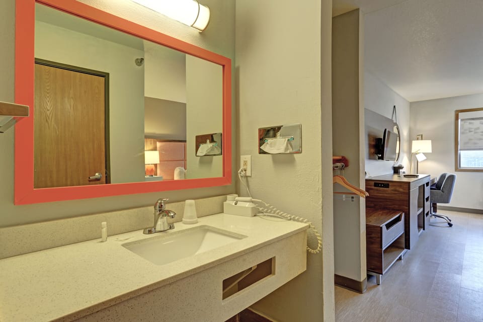 Room, 1 King Bed, Accessible, Non Smoking | Bathroom | Free toiletries, hair dryer, towels