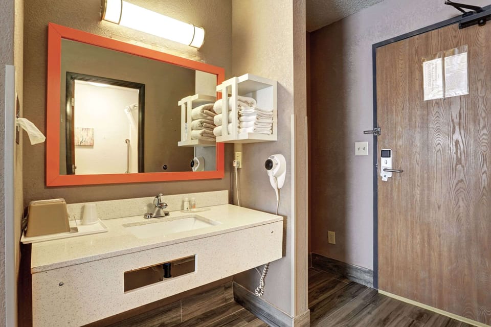 Suite, 1 King Bed, Non Smoking | In-room safe, desk, laptop workspace, soundproofing