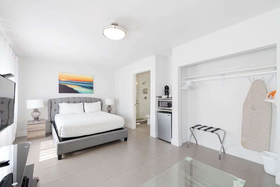 Premier Studio Suite, 1 Queen Bed | In-room safe, desk, soundproofing, iron/ironing board