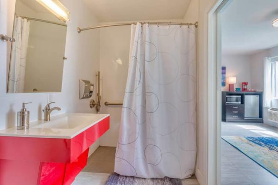 Premier Studio Suite, 1 Queen Bed | Bathroom | Shower, towels, soap, shampoo