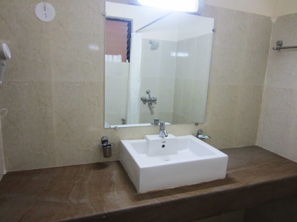 Standard Room | Bathroom | Shower, rainfall showerhead, free toiletries, towels