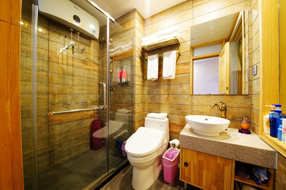 Romantic Double Room | Bathroom | Shower, free toiletries, hair dryer, slippers
