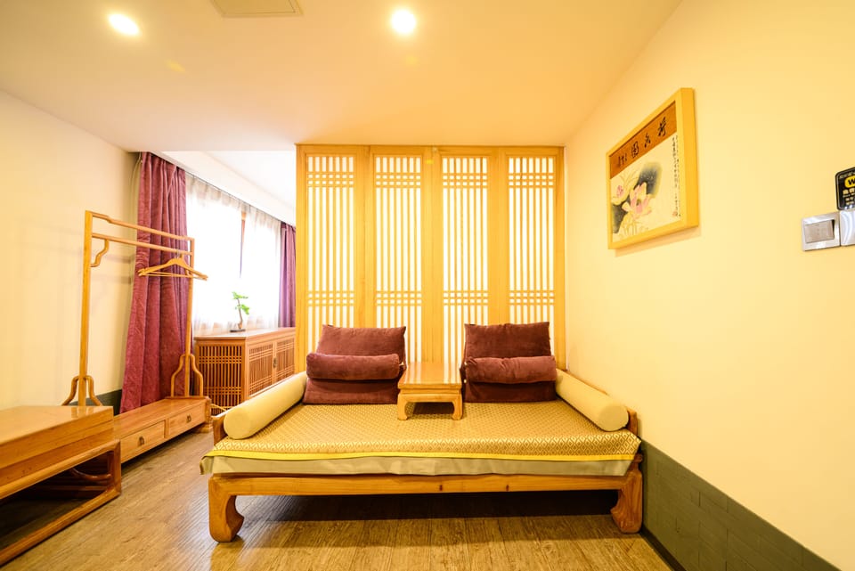 Design Twin Room | Down comforters, blackout drapes, WiFi (free), individually decorated