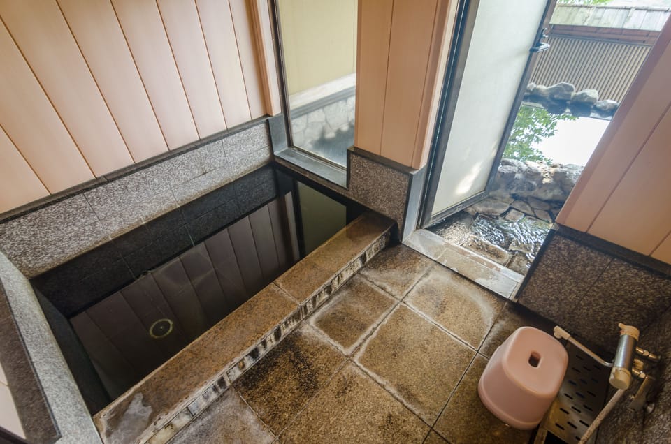 Deep soaking bathtub