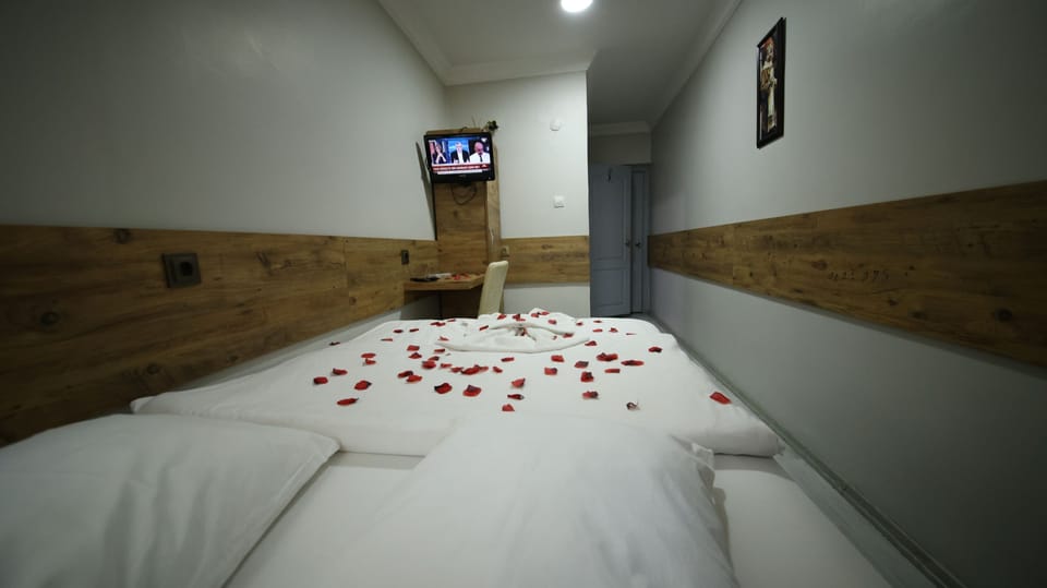 Single Room | Desk, laptop workspace, iron/ironing board, free WiFi