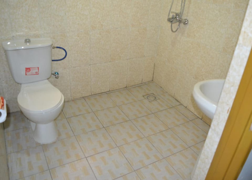 Shower, rainfall showerhead, free toiletries, slippers
