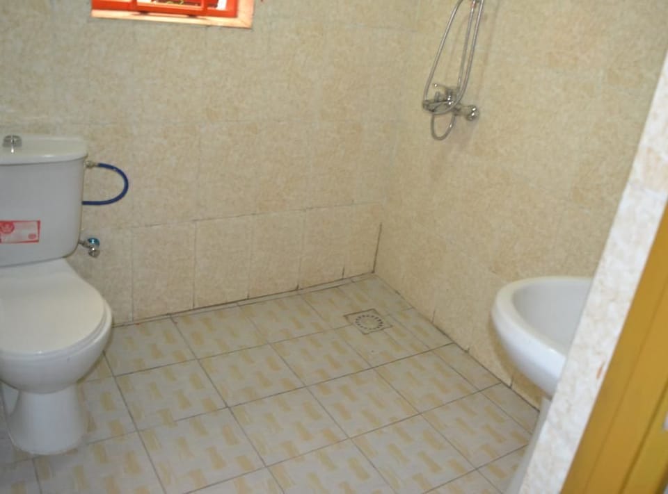 Shower, rainfall showerhead, free toiletries, slippers