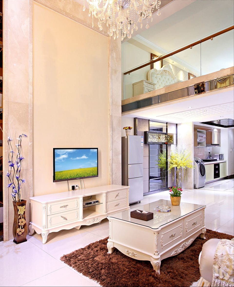 Deluxe Double  Loft | Living area | 40-inch flat-screen TV with cable channels, TV