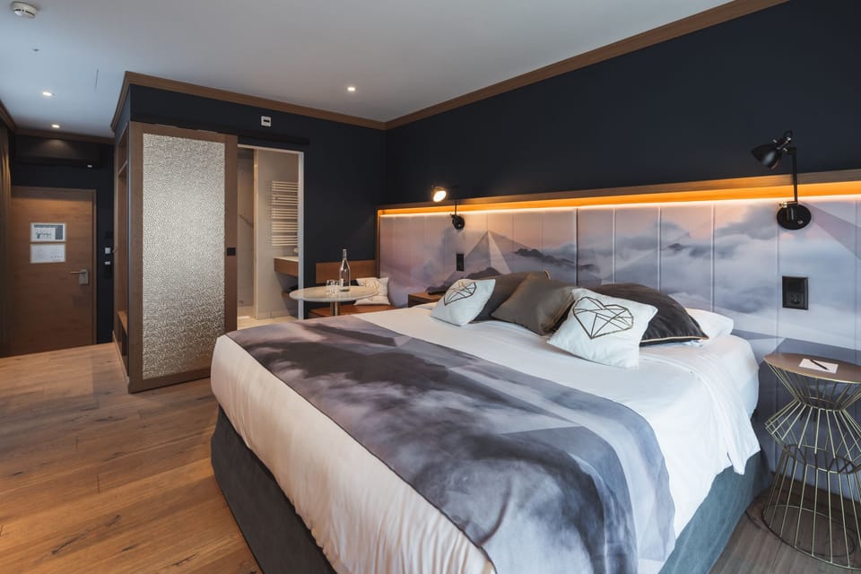 Premium bedding, in-room safe, soundproofing, WiFi (free)