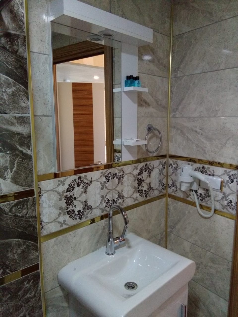 Bathroom sink