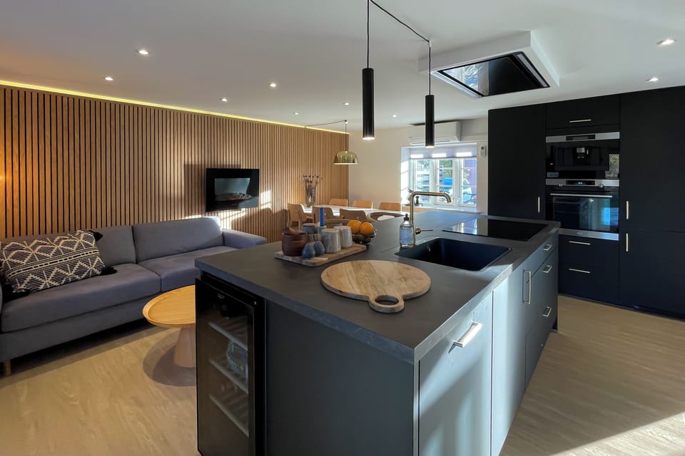 Luxury Cottage | Private kitchen | Fridge, oven, stovetop, electric kettle